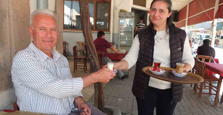 Burhaniye'de Kahvehanelerde Süt Servisi