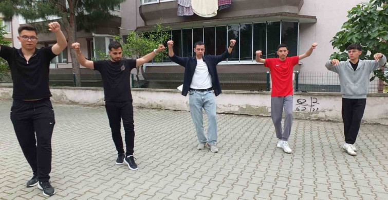 Burhaniyeli Folklorcu Gençler Gösterilere Hazırlanıyor