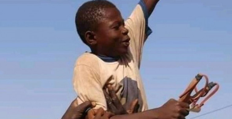 Burkina Faso'lu Çocuk Fransız İHA'sını Sapanla Vurarak Düşürdü!