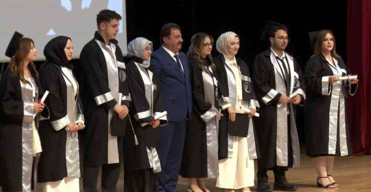 Bursa il emniyet müdürü kızına diplomasını kendi elleriyle verdi