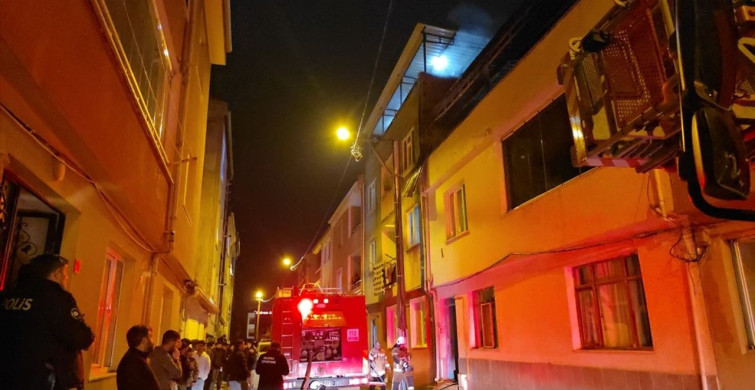 Bursa İnegöl'de 3 Katlı Binanın Çatısında Yangın Çıktı