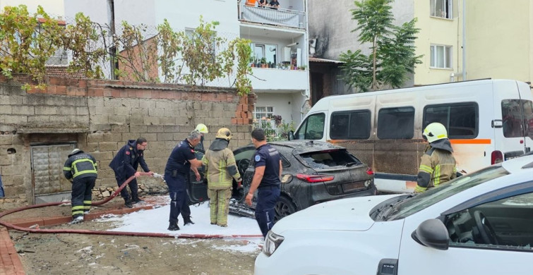 Bursa İnegöl'de Otopark Yangını: Üç Araç Hasar Gördü