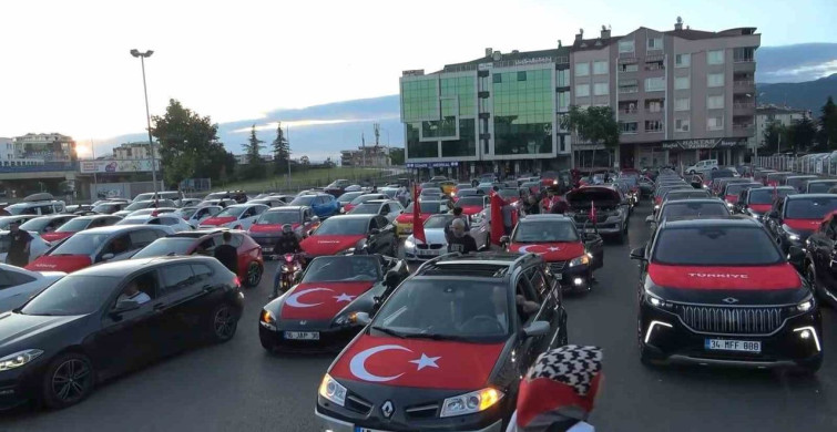 Bursa'da A Milli Takım coşkusu sokaklara taştı, 250 araçlık konvoy kenti turladı