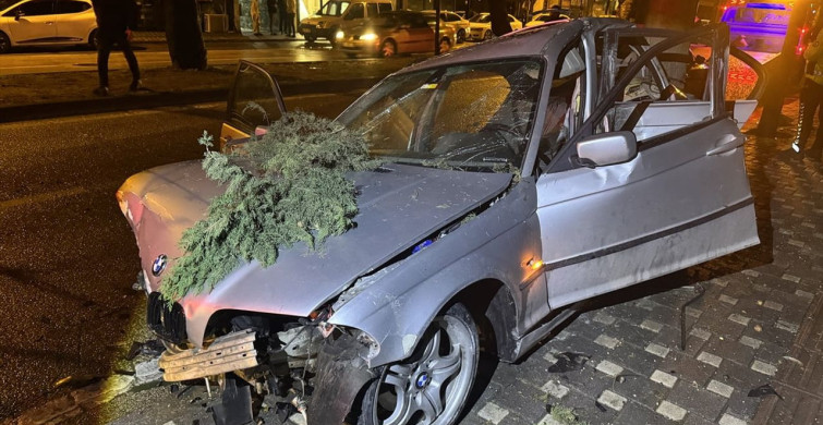 Bursa'da Ağaca Çarpan Otomobilde 2 Kişi Ağır Yaralandı