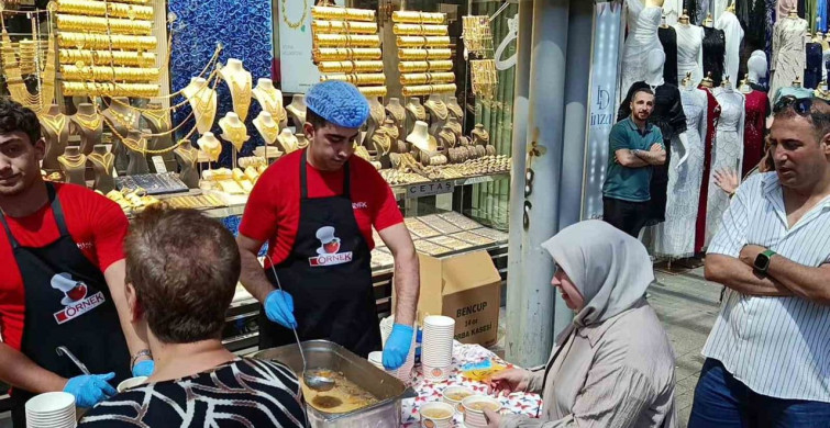 Bursa'da aşure geleneği devam ediyor: Tuzpazarı esnafı 5 bin kişiye ikramda bulundu
