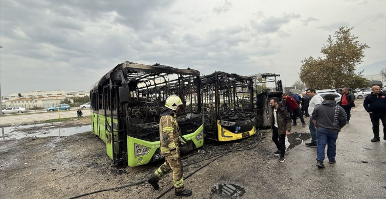 Bursa'da Bakımda Olan 3 Halk Otobüsü Yangında Söndü