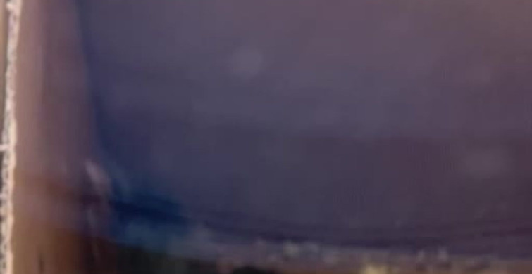 Bursa'da bir çocuk, bulduğu karga yavrusuna bakıyor