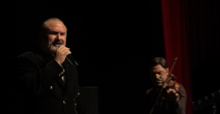 Bursa'da Cumhuriyet Konseri: Hakan Aysev Dinleyicileri Büyüledi