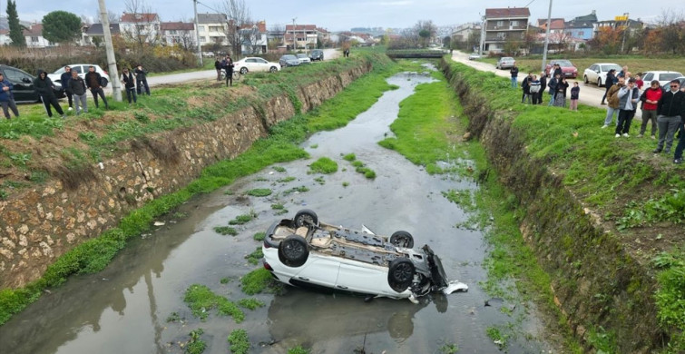 Bursa'da Dereye Devrilen Otomobilde Üç Yaralı