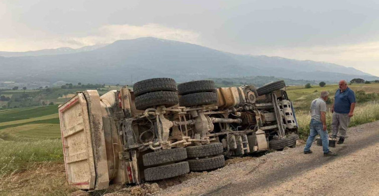 Bursa'da Devrilen Kamyonun Sürücüsü Yaralandı