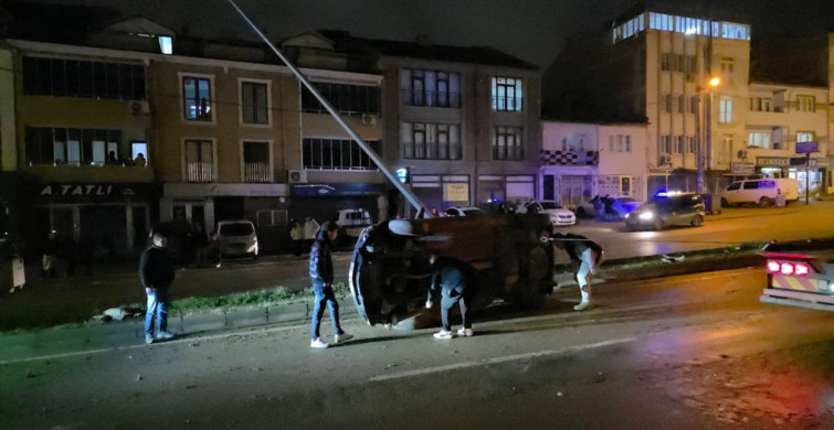 Bursa'da Devrilen Otomobilde Üç Yaralı