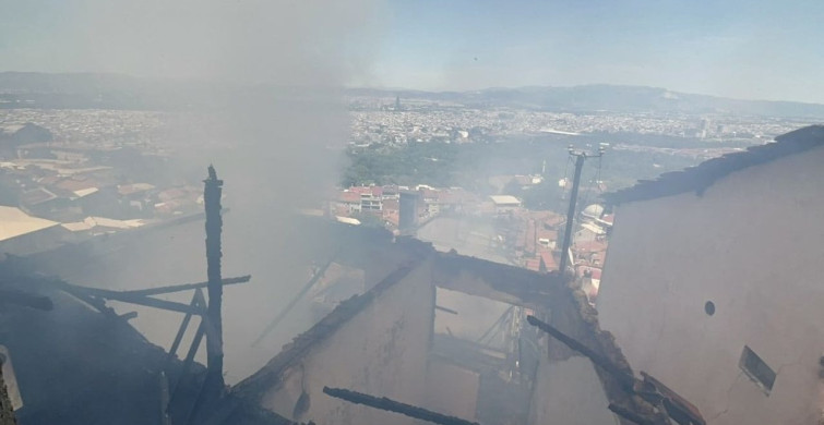 Bursa'da dört müstakil evde çıkan yangında itfaiye dar sokaklarda mücadele etti