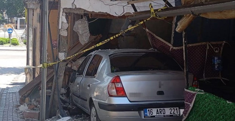 Bursa'da freni boşalan otomobil bir eve girdi