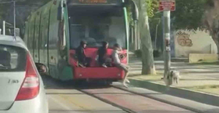 Bursa'da Gençlerin Tramvay Arkasında Tehlikeli Yolculuğu Kaydedildi