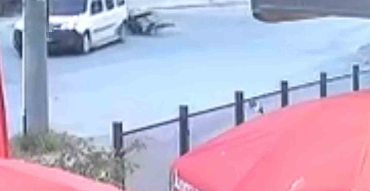 Bursa'da hafif ticari araçla çarpışan motosiklet sürücüsü yaralandı