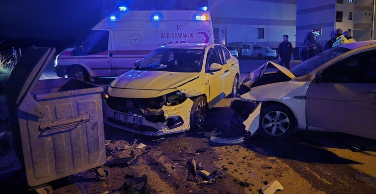 Bursa'da İki Otomobil Çarpıştı: Sürücüler Yaralandı