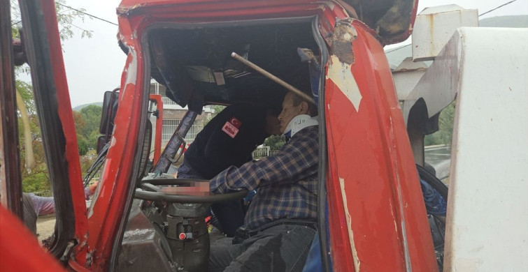 Bursa'da Kamyonet ve Çekici Çarpıştı: 4 Yaralı