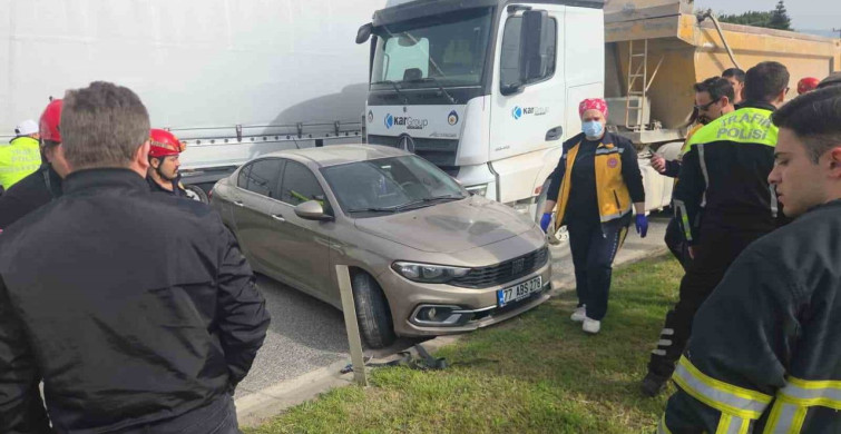 Bursa'da Kamyonun Çarptığı Aile Aracı Sürüklendi