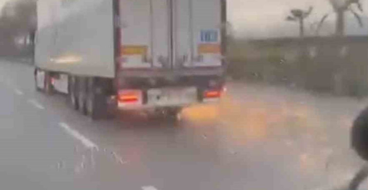 Bursa’da Kaza: TIR Direği Devirip Kaçtı