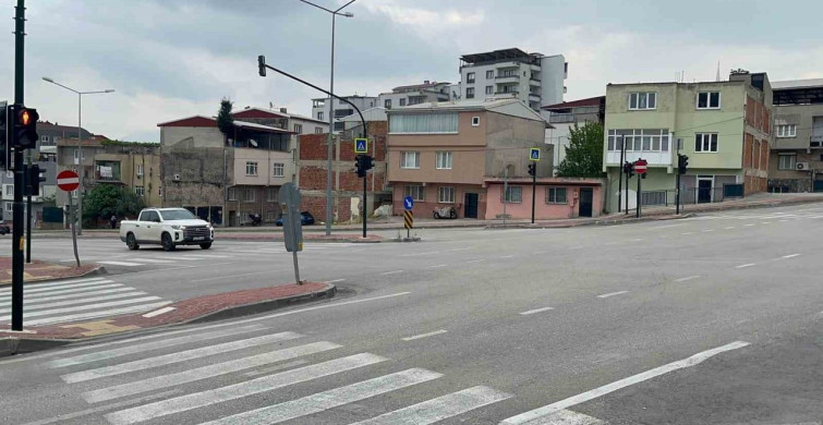 Bursa'da Kırmızı Işık Kazası: Güvenlik Kamerası Görüntüleri Ortaya Çıktı