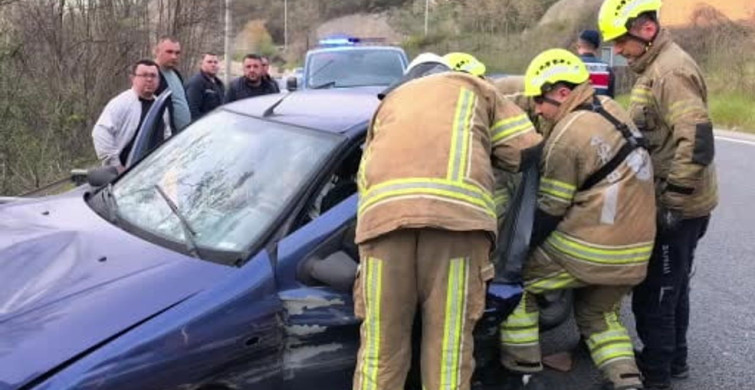 Bursa'da Kontrolden Çıkan Otomobil Bariyerlere Çarptı