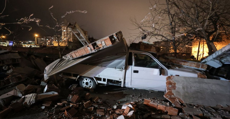 Bursa'da Kuvvetli Rüzgar Sonrası 10 Araç Hasar Gördü