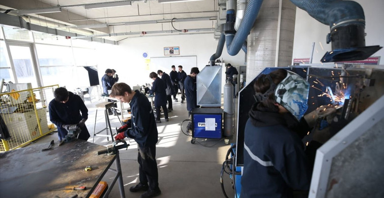 Bursa'da Meslek Liseliler Atık Malzemeleri Yeniden Hayata Kazandırıyor