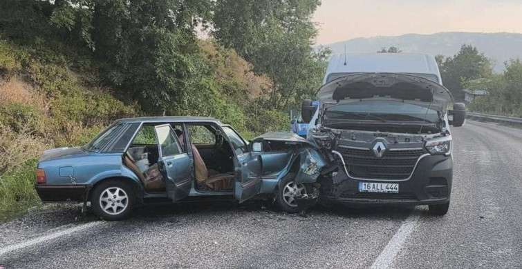 Bursa'da minibüs ile otomobil çarpıştı, 2 yaralı