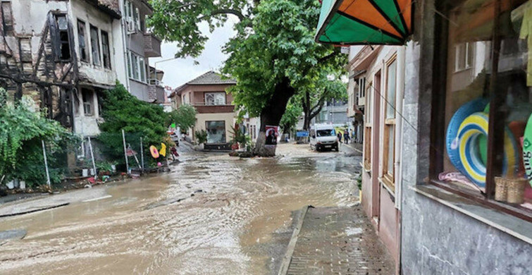 Bursa'da Mudanya ve Gemlik Sele Kapıldı: Servis Aracı Yan Yattı