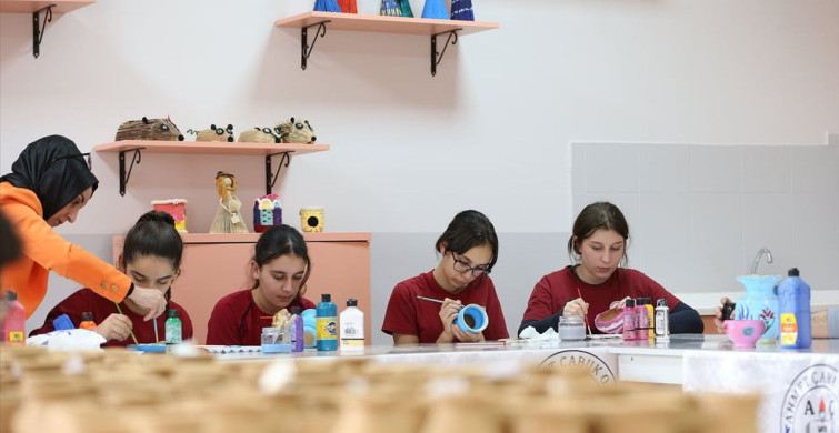 Bursa'da Ortaokul Öğrencileri Geleneksel Çömlek Yapımını Öğreniyor