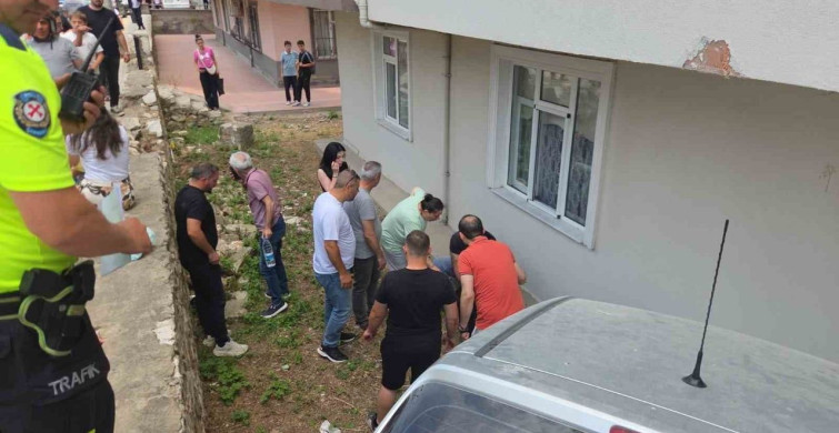Bursa'da otomobil apartman bahçesine uçtu, facianın eşiğinden dönüldü