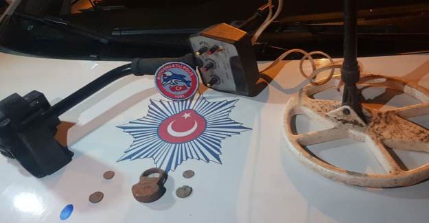 Bursa'da Otomobil Bagajında Tarihi Sikkeler Ele Geçirildi