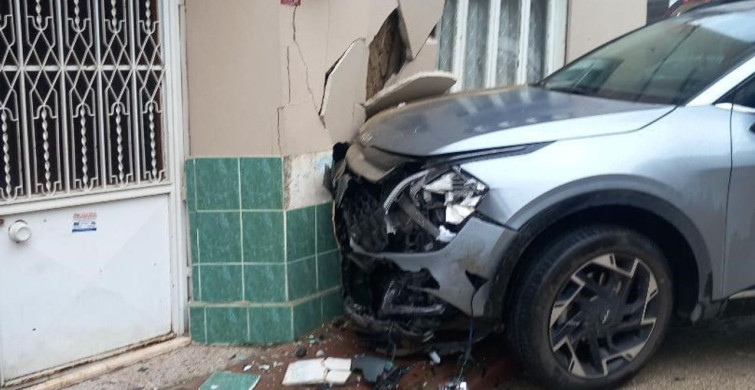 Bursa'da Otomobil ile Cip Çarpıştı, Çarpan Araç Eve Girdi