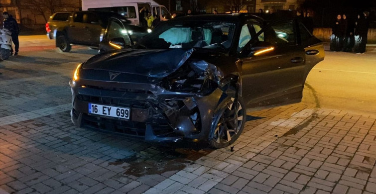 Bursa'da Servis Minibüsü ve Otomobil Kazası: 9 Yaralı