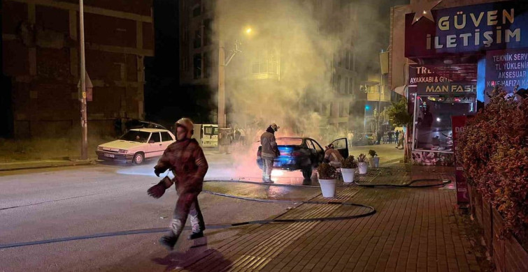 Bursa'da seyir halindeki otomobil yangına bulandı