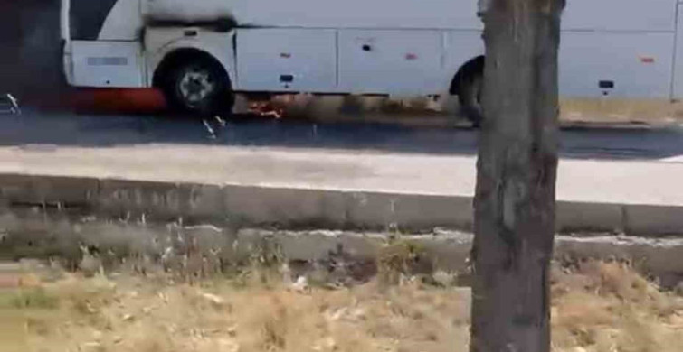 Bursa'da seyir halindeki servis otobüsü yangın çıkararak alevlere teslim oldu