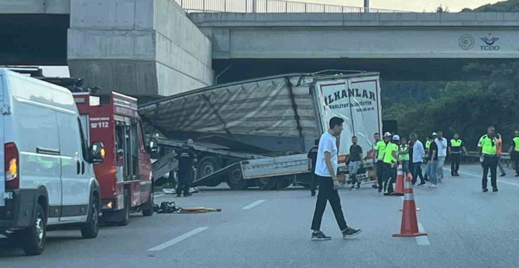 Bursa'da su yüklü tırın kaza yapması sonucu sürücü hayatını kaybetti