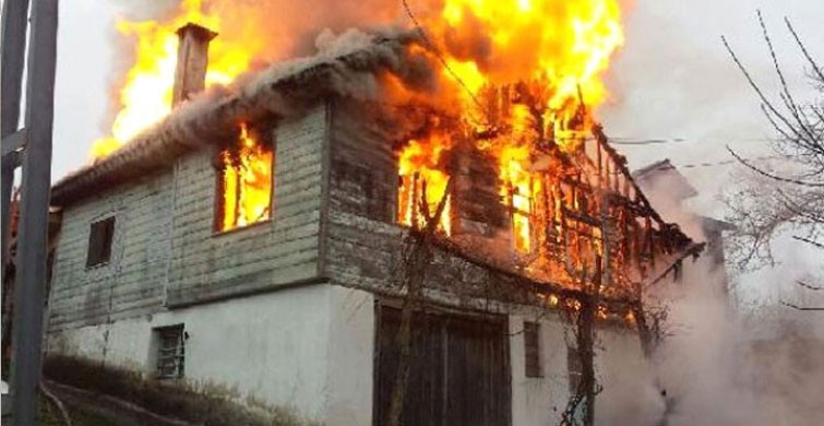 Bursa'da Tek Katlı Tarihi Bina Alev Alev Yandı