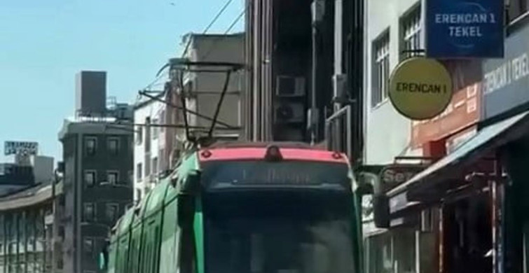 Bursa'da tramvay yolculuğunda çocukların tehlikeli anları kaydedildi
