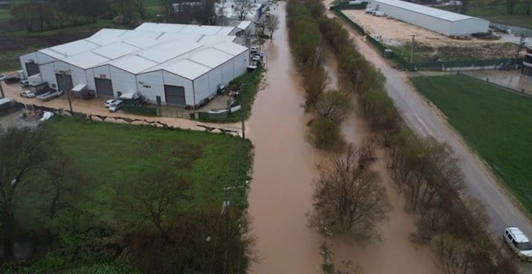 Bursa'da Ürünlü Deresi Taştı: Araçlar Mahsur Kaldı