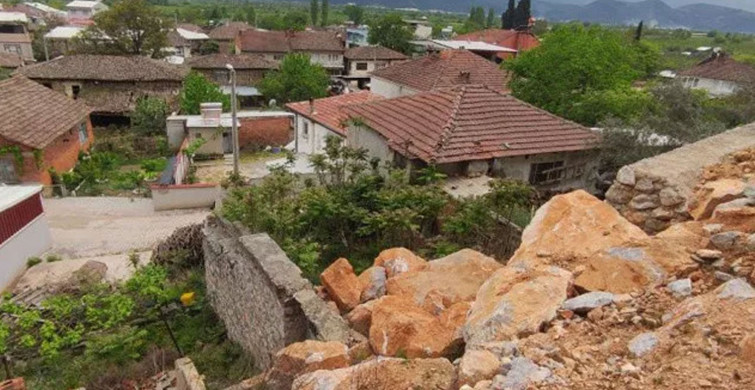 Bursa'da vatandaşlar korku dolu günler geçiriyor: Dev kayalar evin üzerinde!