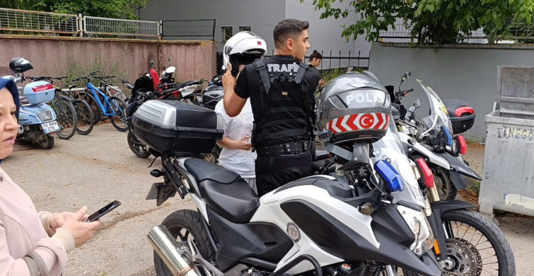 Bursa'da yanlış okula gelen adayların yardımına polis yetişti