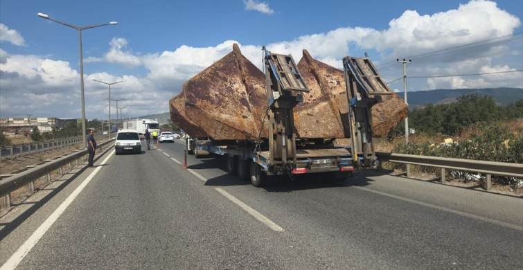 Bursa'da Yolcu Otobüsü Tırın Dorsesindeki Gemi Çapasına Çarptı