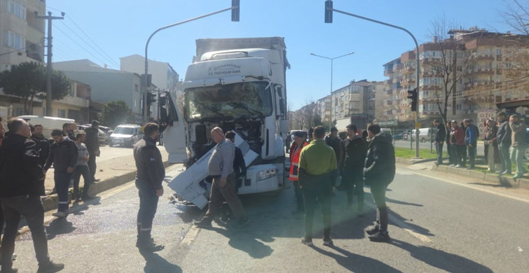 Bursa'da Zincirleme Trafik Kazasında 5 Yaralı