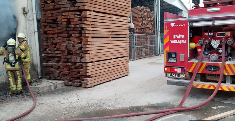 Bursa'daki Kereste Deposu Yangınında İş Yeri Sahibi Yaralandı