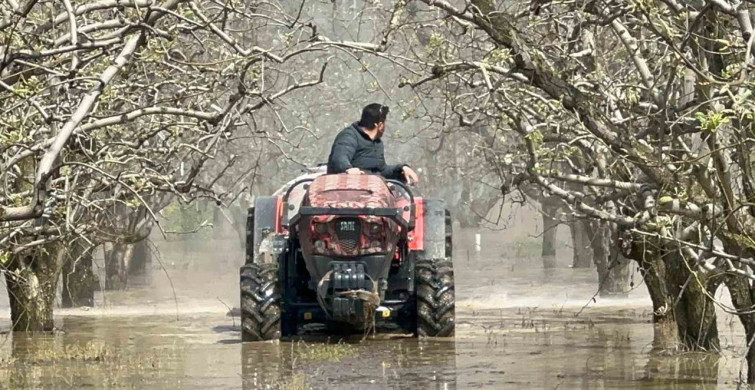 Bursa'nın Gürsu İlçesinde Şeftali ve Armut Bahçeleri Su Altında Kaldı