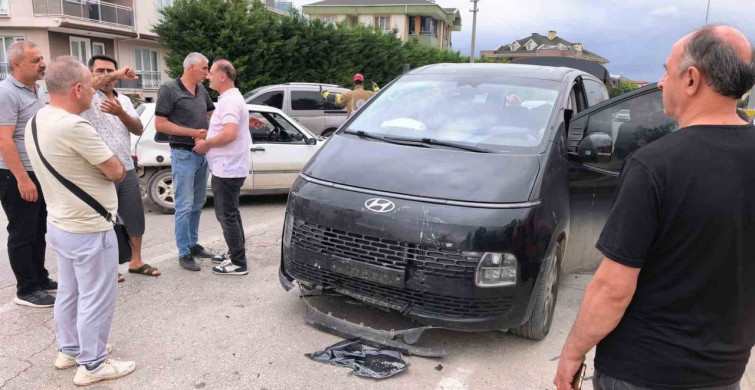 Bursa'nın İnegöl ilçesinde minibüs ile otomobil çarpıştı: 9 yaralı