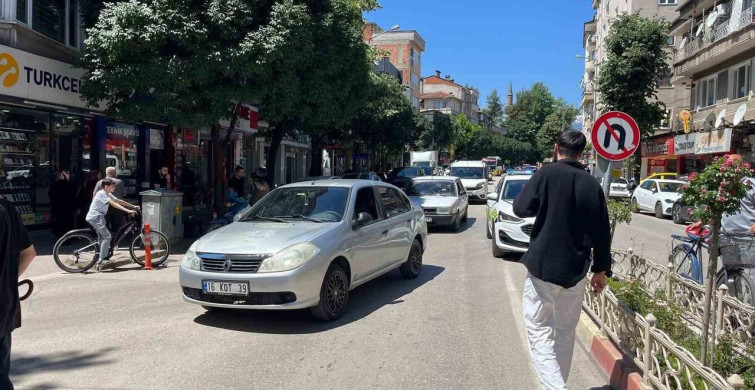 Bursa'nın İnegöl ilçesinde otomobilin çarptığı abla ve kardeş yaralandı