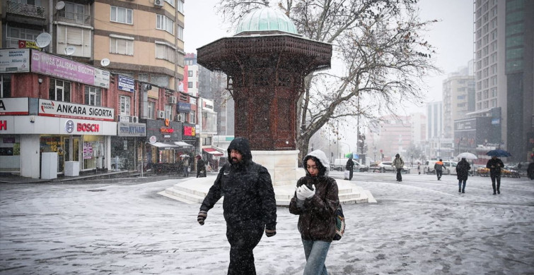 Bursa'nın Kent Merkezinde Kar Yağışı Etkili Oluyor