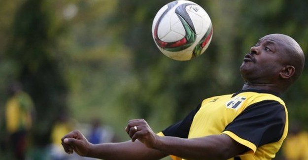 Burundi Devlet Başkanı Futbol Oynarken Faule Maruz Kalınca Polis Devreye Girdi!